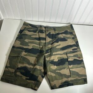 Men’s camo cargo shorts size 33 waist